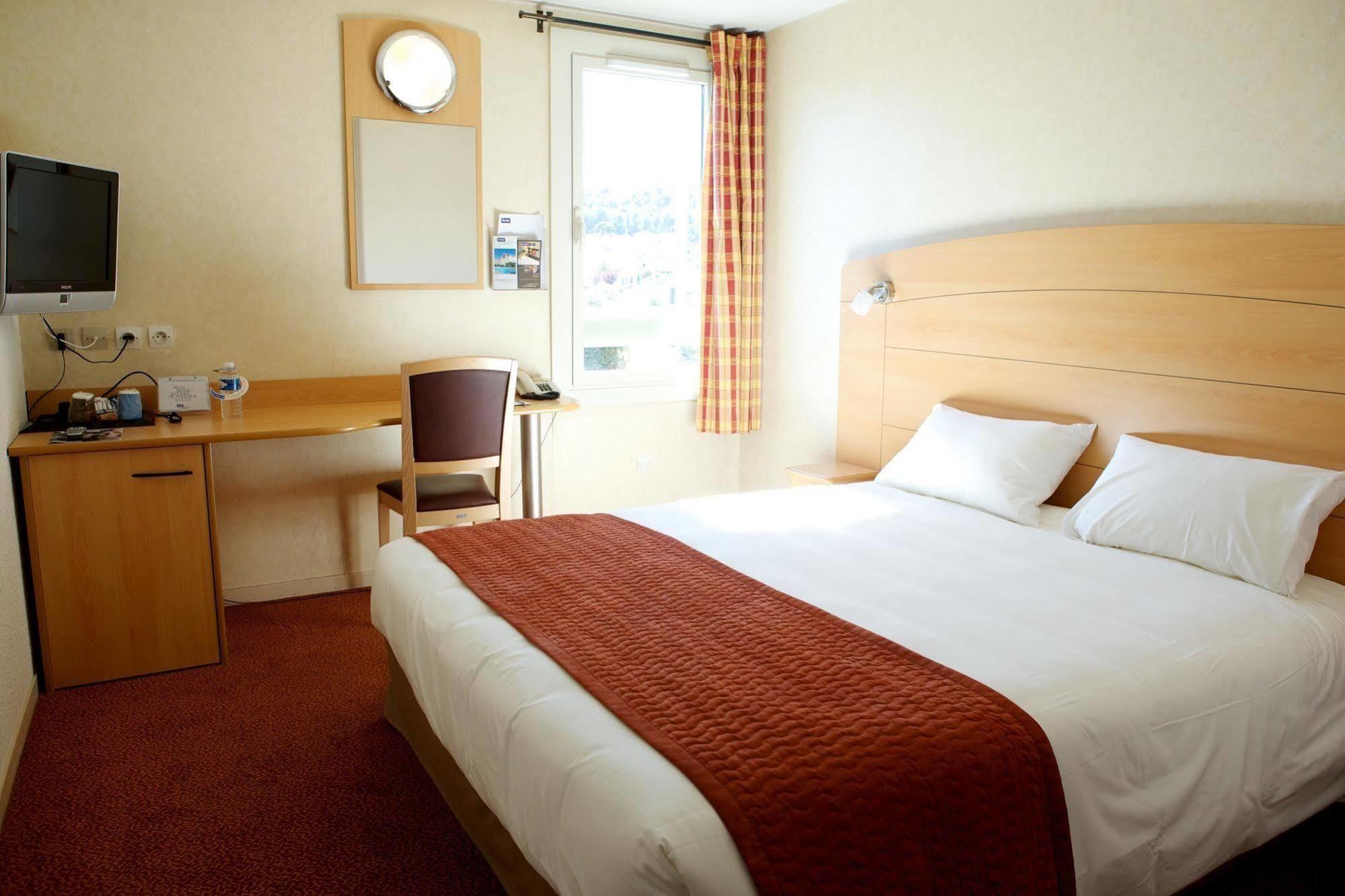 Brit Hotel Marseille Aeroport Les Pennes-Mirabeau Room photo